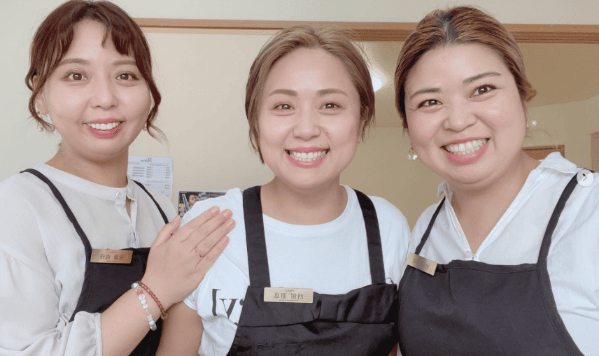 楽しそうに笑顔の女性3人の写真